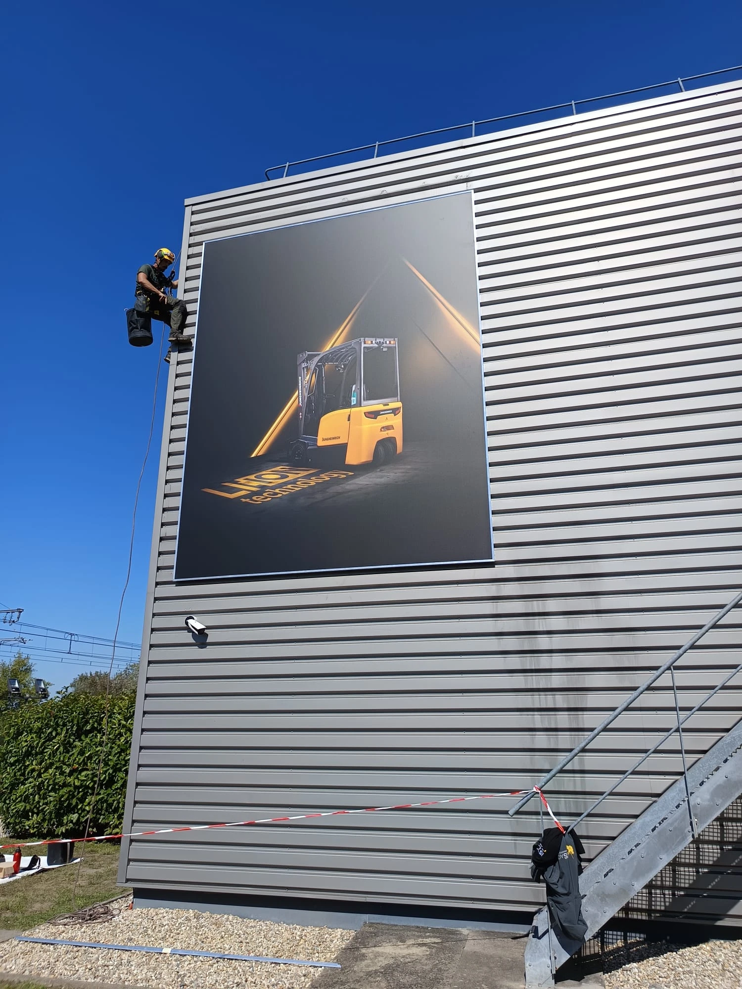 Intervention de cordistes MS Access pour visibilité renouvelée chez JUNGHEINRICH FRANCE SAS à Bruges (bâtiment) – 10